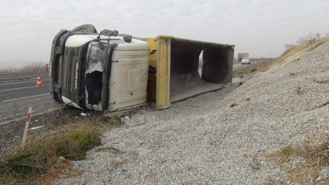 Devrilen Hafriyat Kamyonunun S&uuml;r&uuml;c&uuml;s&uuml; Hayatını Kaybetti