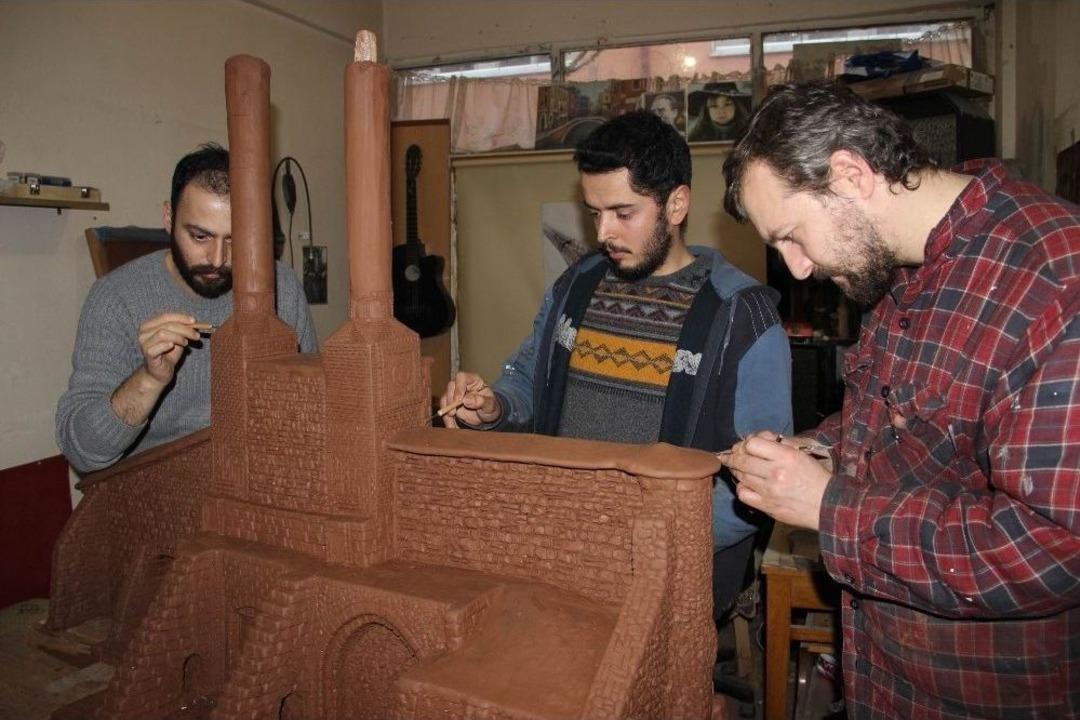 746 Yıllık Tarihi Eserin Kilden Minyat&uuml;r&uuml;n&uuml; Yaptılar