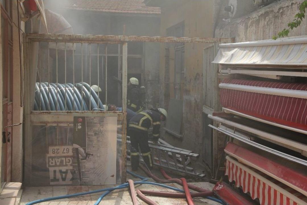 Depoda &Ccedil;ıkan Yangın İ&ccedil;in İtfaiye Seferber Oldu