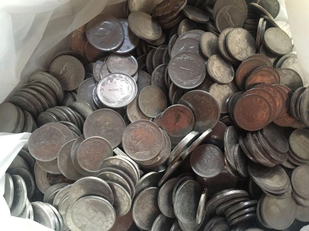 Yer Harput;taşı &Ccedil;ektiler Binlerce Madeni Para D&ouml;k&uuml;ld&uuml;