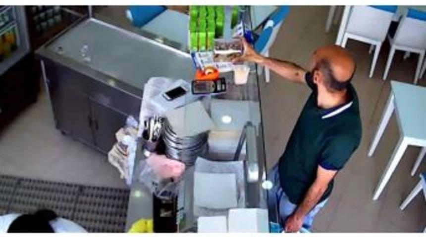 &Ouml;nce Sadak Kutusunu &Ccedil;aldı, Sonra Masaya Oturup Sipariş Verdi