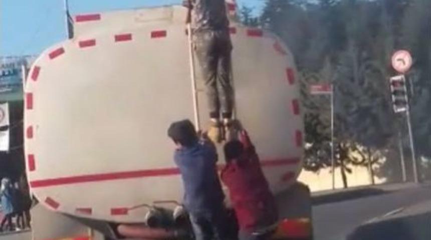 (&ouml;zel Haber)tanker Arkasında İlerleyen Gen&ccedil;lerin Tehlikeli Yolculuğu Kamerada