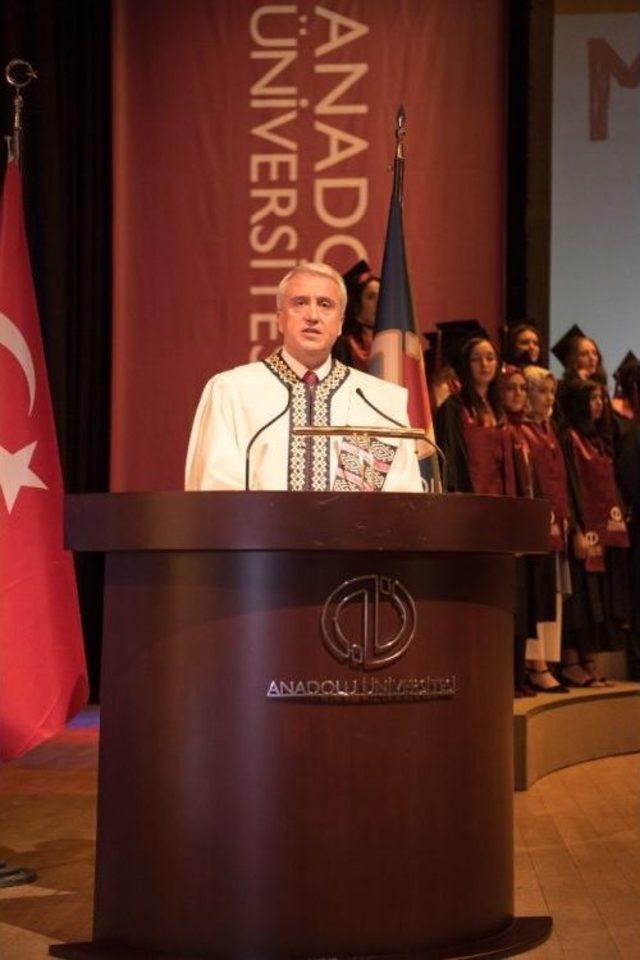 Anadolu Üniversitesi Mezunlarını Uğurluyor