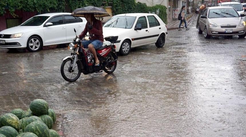 Edremit&rsquo;e Yağmur Yolları G&ouml;le &Ccedil;evirdi