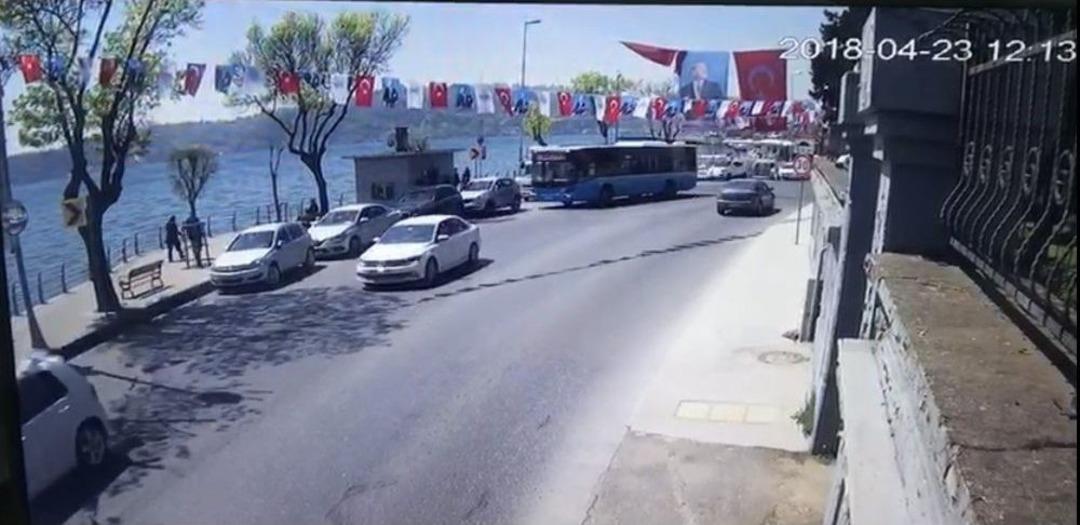 (&ouml;zel Haber) Sarıyer&rsquo;de Kontrolden &Ccedil;ıkan Halk Otob&uuml;s&uuml; Park Halindeki 4 Aracı Bi&ccedil;ti
