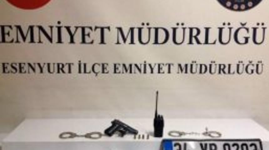 (&ouml;zel) Esenyurt&rsquo;ta Kendilerine Polis S&uuml;s&uuml; Verip Vatandaşı Gasp Eden 3 Şahıs Tutuklandı