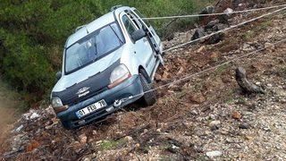 Yoldan Çıkan Araç Uçurumun Kenarında Kaldı
