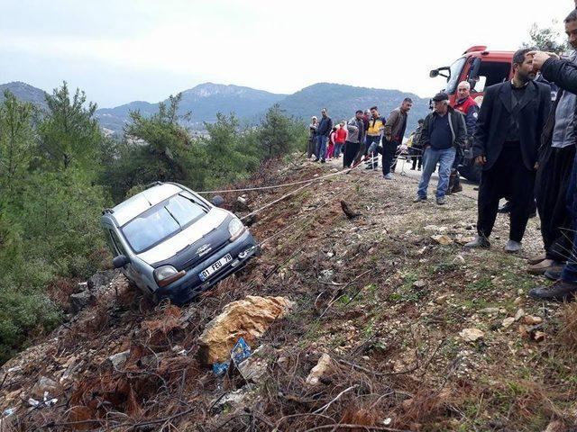 Yoldan Çıkan Araç Uçurumun Kenarında Kaldı