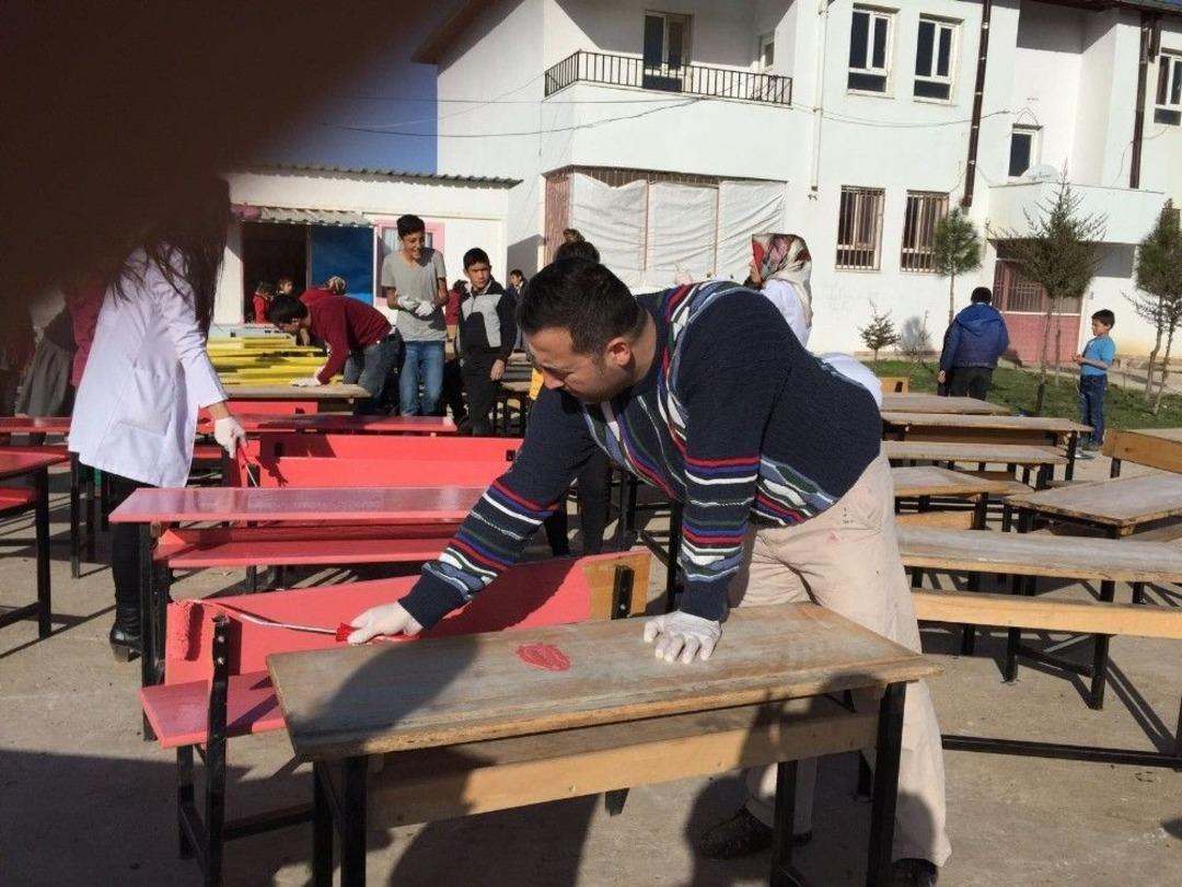 &Ouml;ğretmenler İle &Ouml;ğrencileri, Masa Ve Sıraları Boyadı