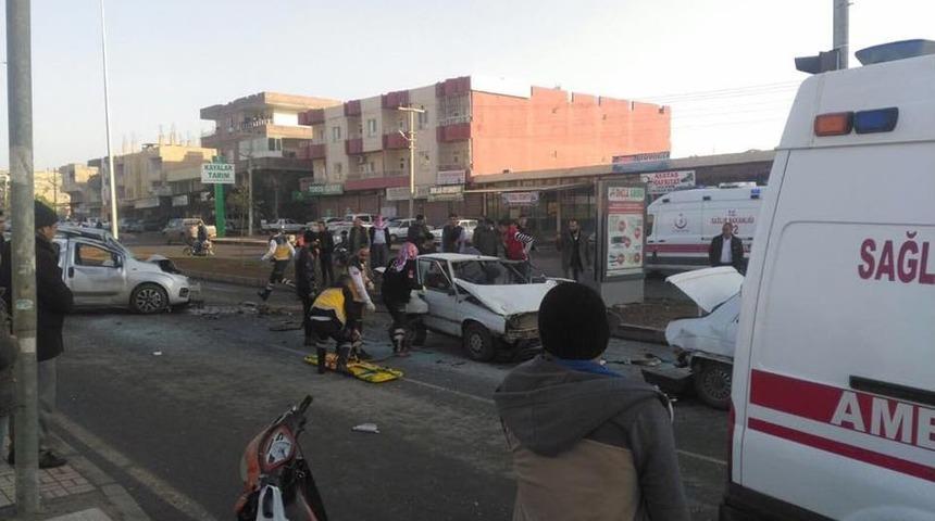 Şanlıurfa&rsquo;da Zincirleme Trafik Kazası: 1 &Ouml;l&uuml;, 2 Yaralı