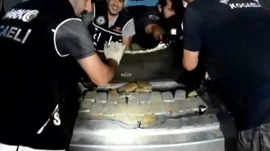 İran Plakalı L&uuml;ks Cipin Bagaj Kısmından Eroin Fışkırdı