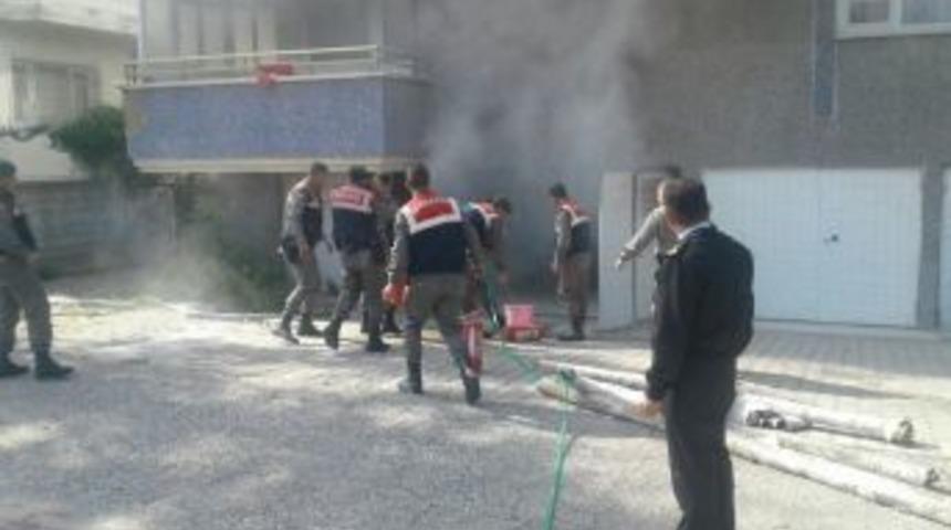 Akşehir&rsquo;de Yangına Jandarma M&uuml;dahalesi