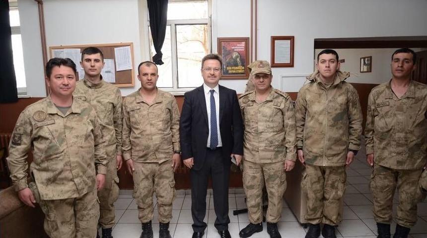Vali &Uuml;nl&uuml; Askerlerle Bir Araya Geldi