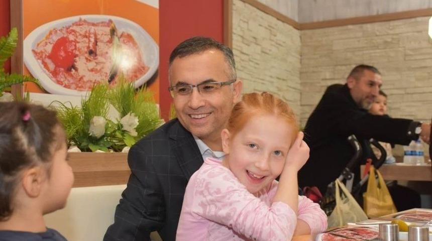 Vali &Ccedil;eber, &Ccedil;ocuk Evinde Kalan &Ccedil;ocukları Eğlendirdi