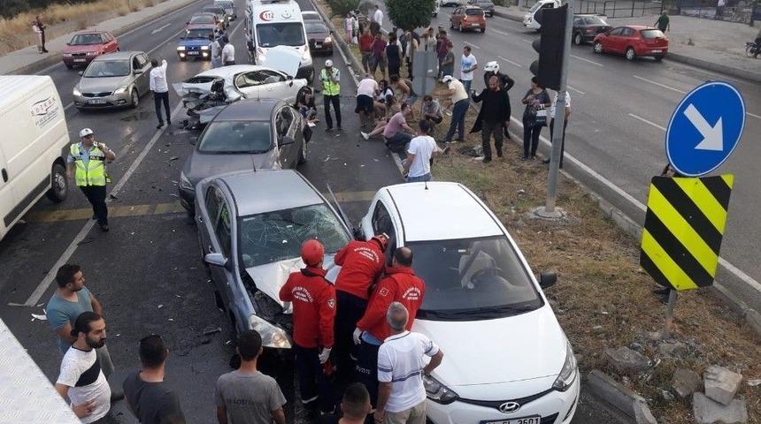 Balıkesir&rsquo;de Zincirleme Trafik Kazası: 9 Yaralı