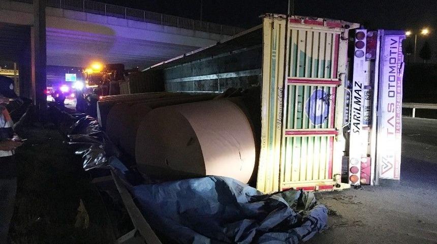 Basın Ekspres Yolu&rsquo;nda Rulo Kağıt Y&uuml;kl&uuml; Tır Devrildi: 2 Yaralı