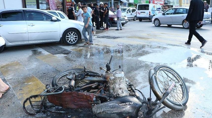 Trafiğe Sinirlenip Motosikletini Ateşe Verdi