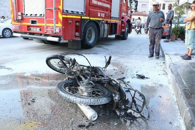 Trafiğe Sinirlenip Motosikletini Ateşe Verdi