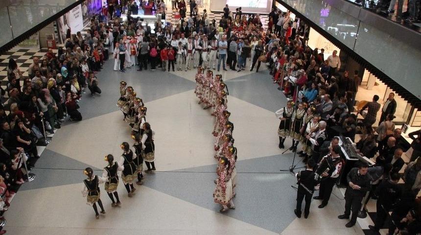 Minikler G&ouml;sterileriyle, 67 Burda Avm&rsquo;de Hayran Bıraktı