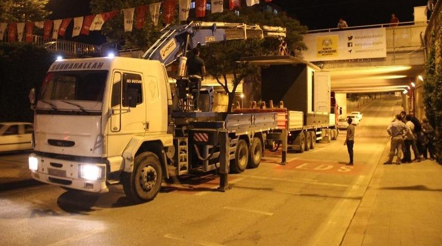 Alt Ge&ccedil;ide Sıkışan Tır &Ccedil;ekici Yardımıyla Kurtarıldı