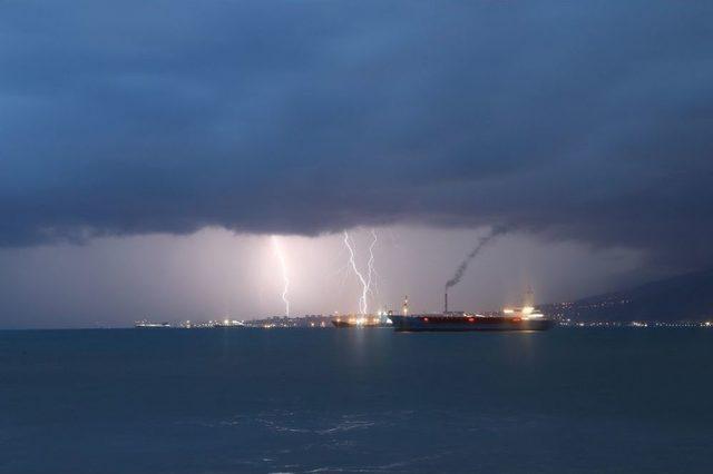 İskenderun Körfezinde Çakan Şimşekler Kartpostallık Görüntüler Oluşturuyor.