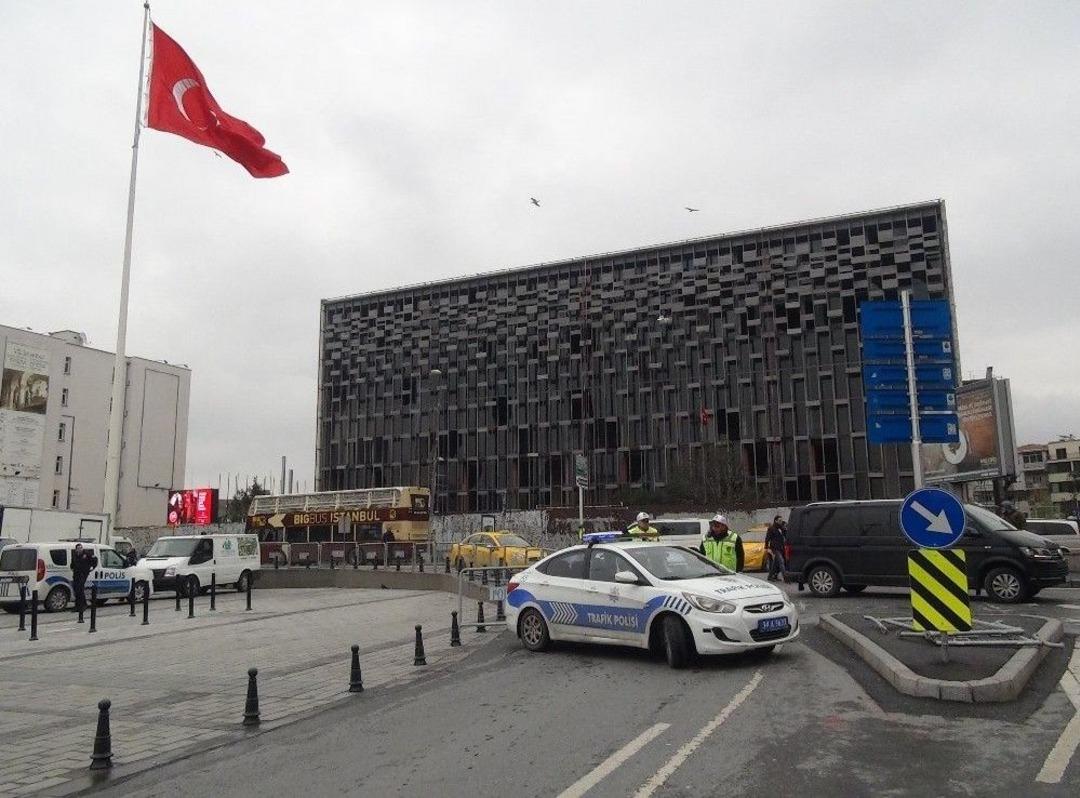 Taksim Meydanı &Ccedil;evresindeki Yollar Trafiğe Kapatıldı