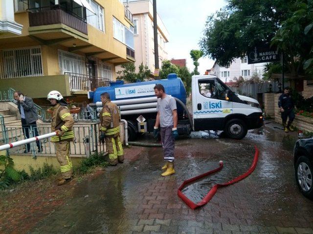 Bakırköy’de Çok Sayıda Evin Bodrum Katını Su Bastı