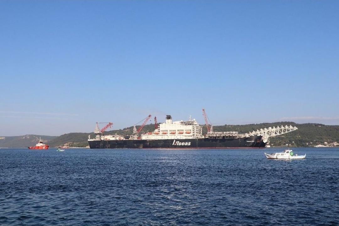 Dev Gemi Boğazdan Ge&ccedil;ti