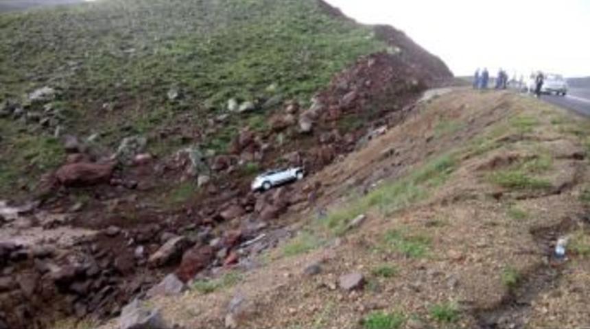 Yoldan Çıkan Araç Şarampole Uçtu: 5 Yaralı