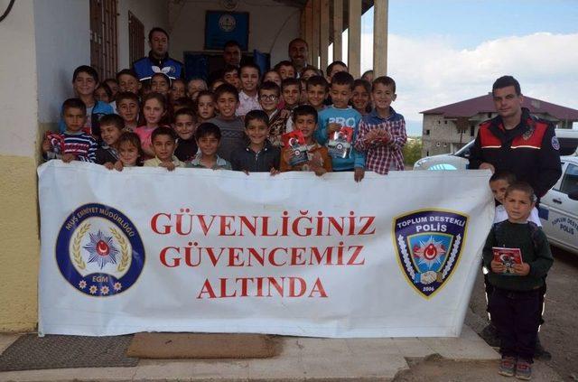 Polis Ekiplerinden Köy Okulu Öğrencilerine Ziyaret