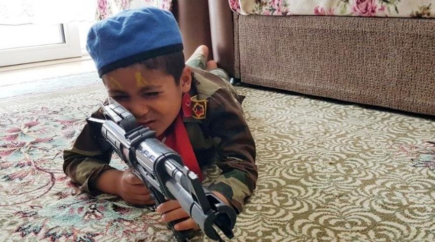 Asker Elbiseli &Ccedil;ocuk Sosyal Medyada İlgi Odağı Oldu