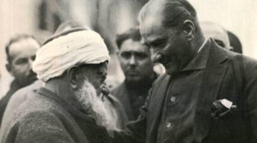 Atat&uuml;rk&rsquo;e Destek İ&ccedil;in Altınlarını Veren Din Adamı