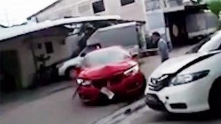 Tayland'da sokak ortasında aldatma çarpışması!