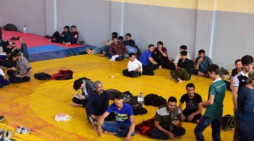 İki Minib&uuml;sten 81 Ka&ccedil;ak Şahıs &Ccedil;ıktı