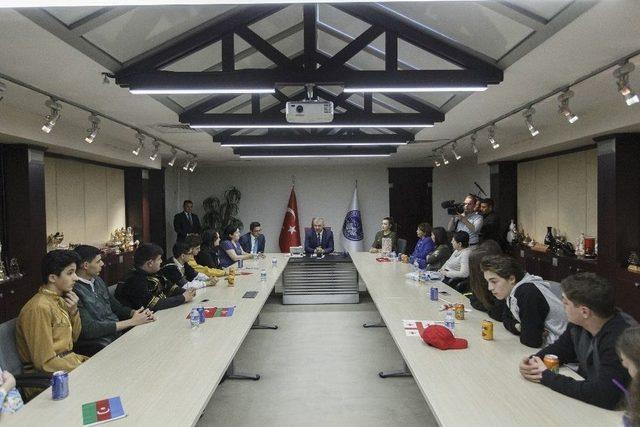 Uluslararası Tiyatro Festivali İ&ccedil;in Şehrimize Gelen &Ouml;ğrenciler Başkan &Ccedil;elik&rsquo;i Ziyaret Etti 1