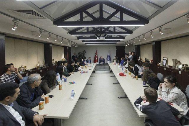 Uluslararası Tiyatro Festivali İ&ccedil;in Şehrimize Gelen &Ouml;ğrenciler Başkan &Ccedil;elik&rsquo;i Ziyaret Etti 2