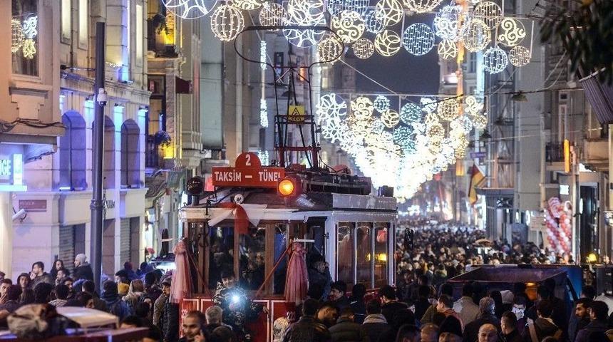 İstiklal Caddesi&rsquo;nde İnsan Seli