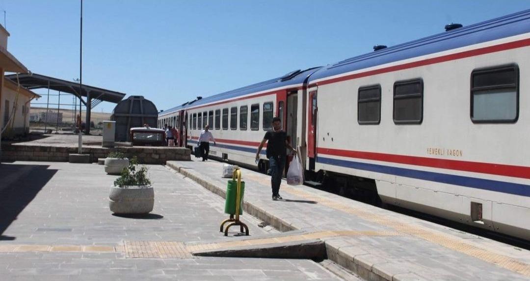 Bilet Fiyatlarını Pahalı Bulanlar Trene Y&ouml;neldi