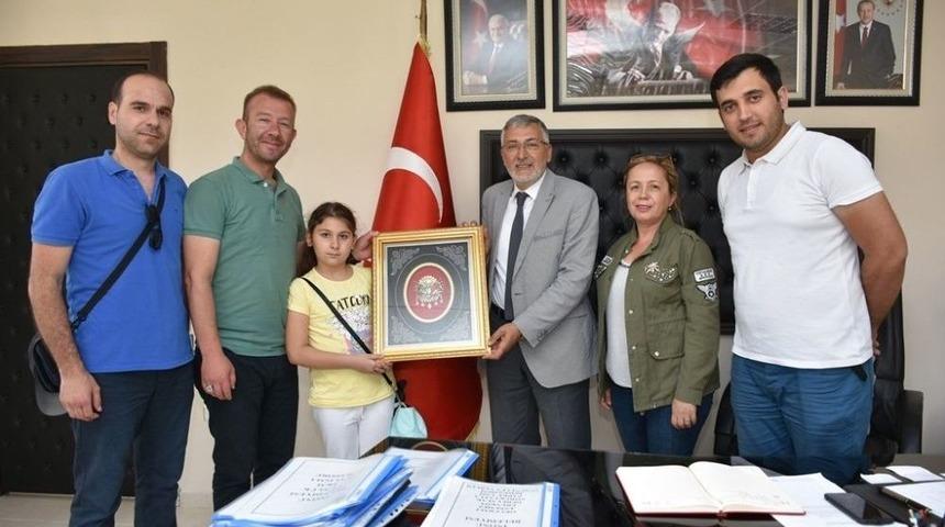 Başkan Bozkurt Misafirlerine İn&ouml;n&uuml;&rsquo;y&uuml; Gezdirdi