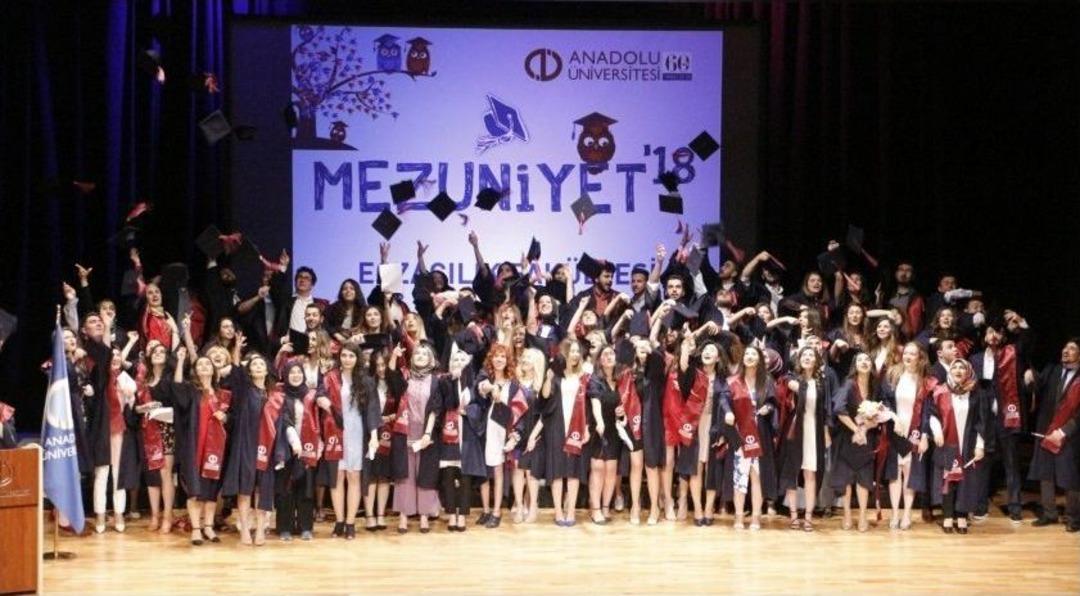 Anadolu &Uuml;niversitesi Eczacılık Fak&uuml;ltesi&rsquo;nde Mezuniyet Sevinci