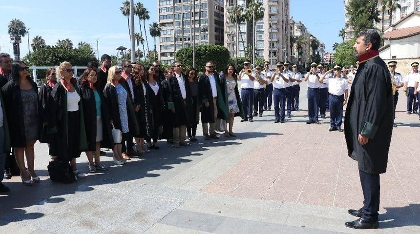Avukatlar Atat&uuml;rk Anıtına &Ccedil;elenk Sundu