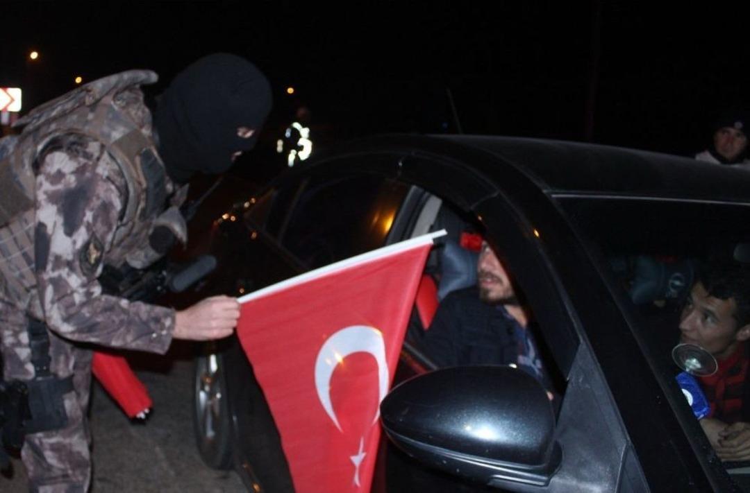 &Ouml;zel Harekat Polislerinden Yılbaşına &Ouml;zel Anlamlı Hediye