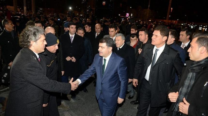 İstanbul Valisi Şahin, Taksim Meydanı&rsquo;nda İncelemelerde Bulundu