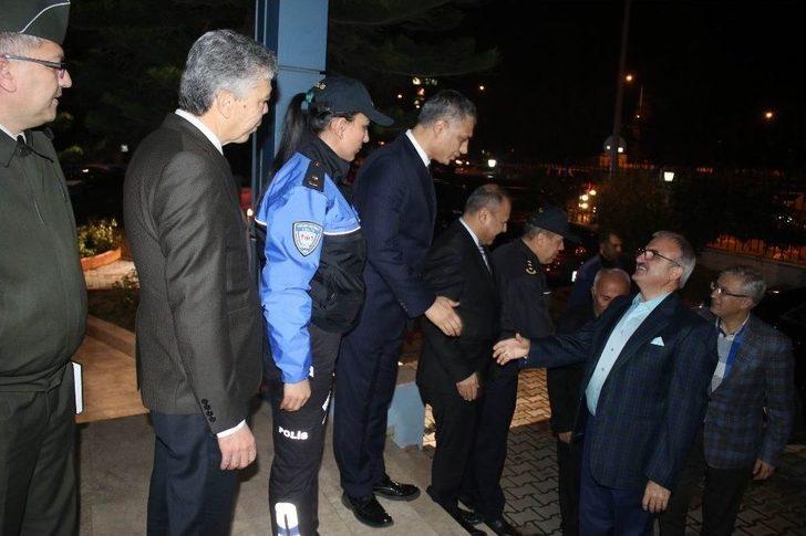 Vali Karaloğlu’ndan Kamu Personellerine Yılbaşı Ziyareti G3