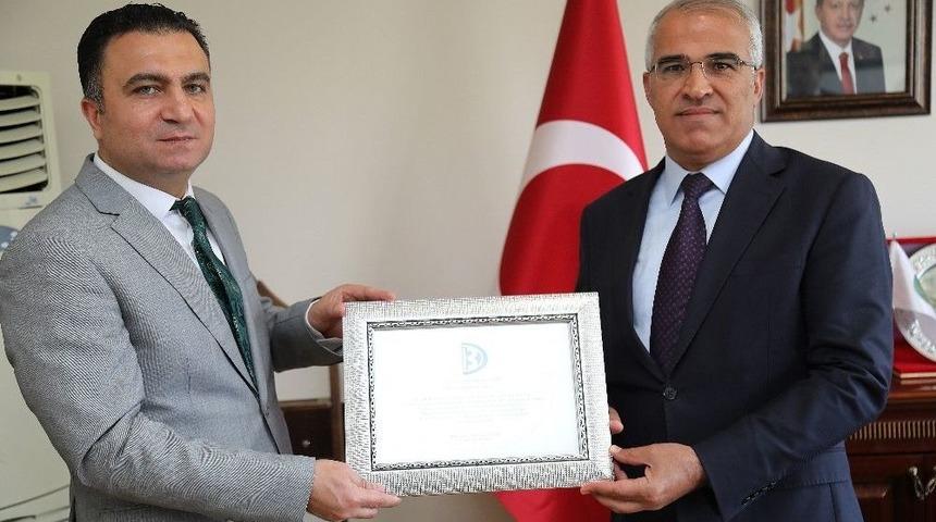 Vergi Borcu Bulunmayan Bing&ouml;l Belediyesine Plaket