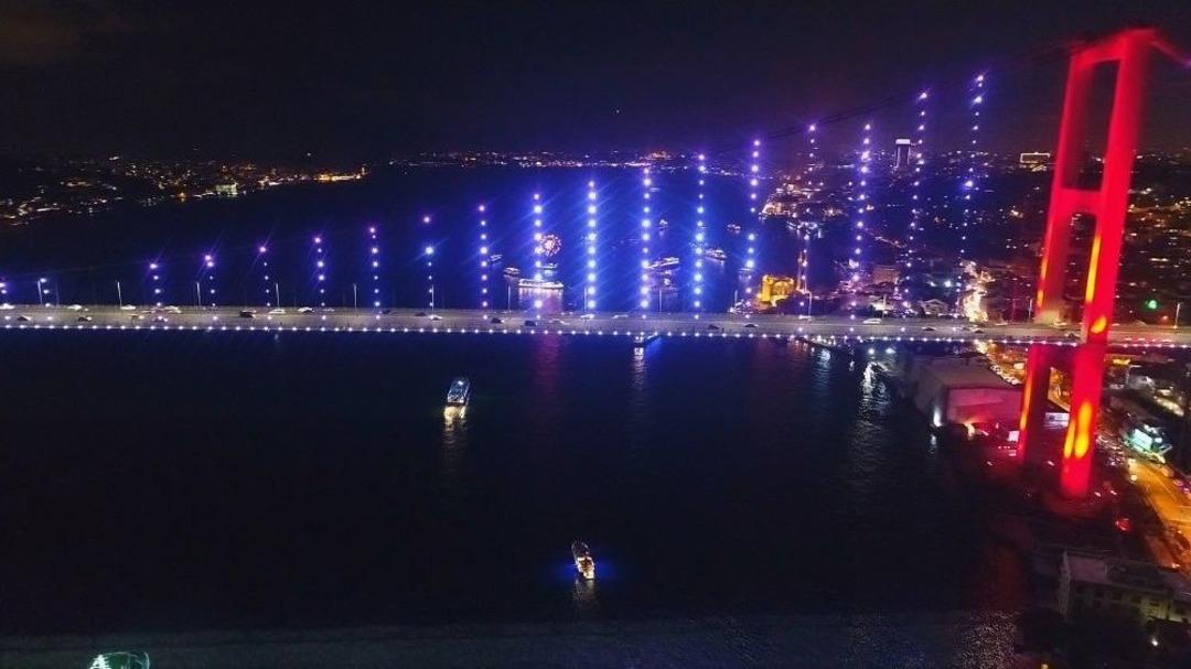 15 Temmuz Şehitler K&ouml;pr&uuml;s&uuml;&rsquo;nde Yılbaşı Coşkusu Havadan G&ouml;r&uuml;nt&uuml;lendi