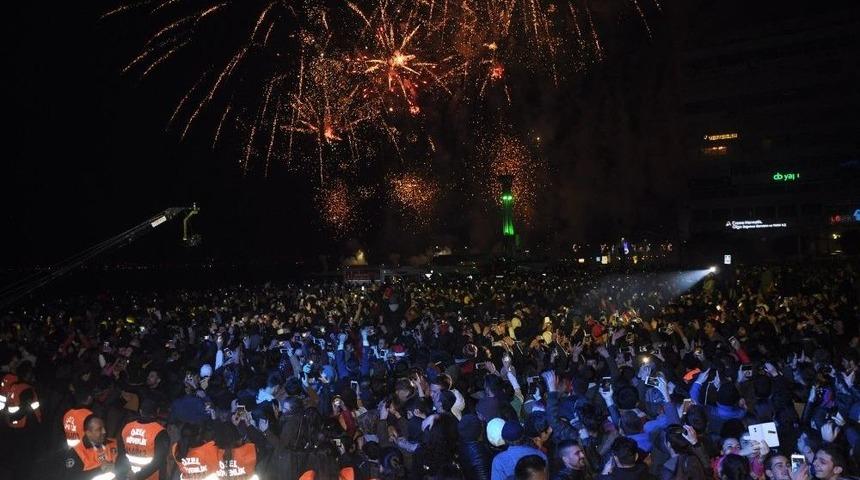 İzmir Yeni Yılı Coşkuyla Karşıladı