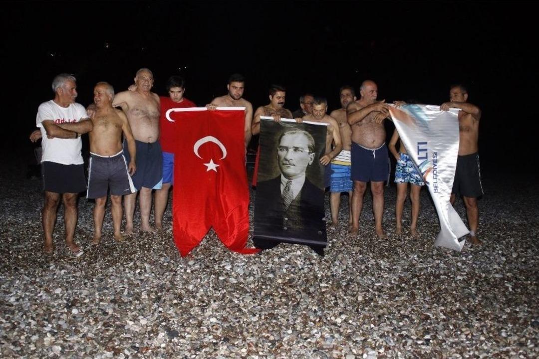 2018&rsquo;i Denize Girerek Karşıladılar