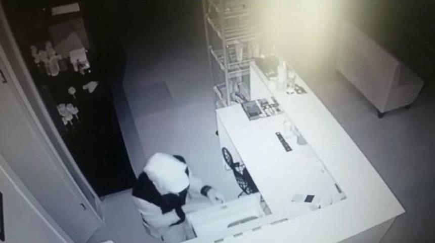 Hırsızlık Yaparken G&uuml;venlik Kamerasına Yakalandılar