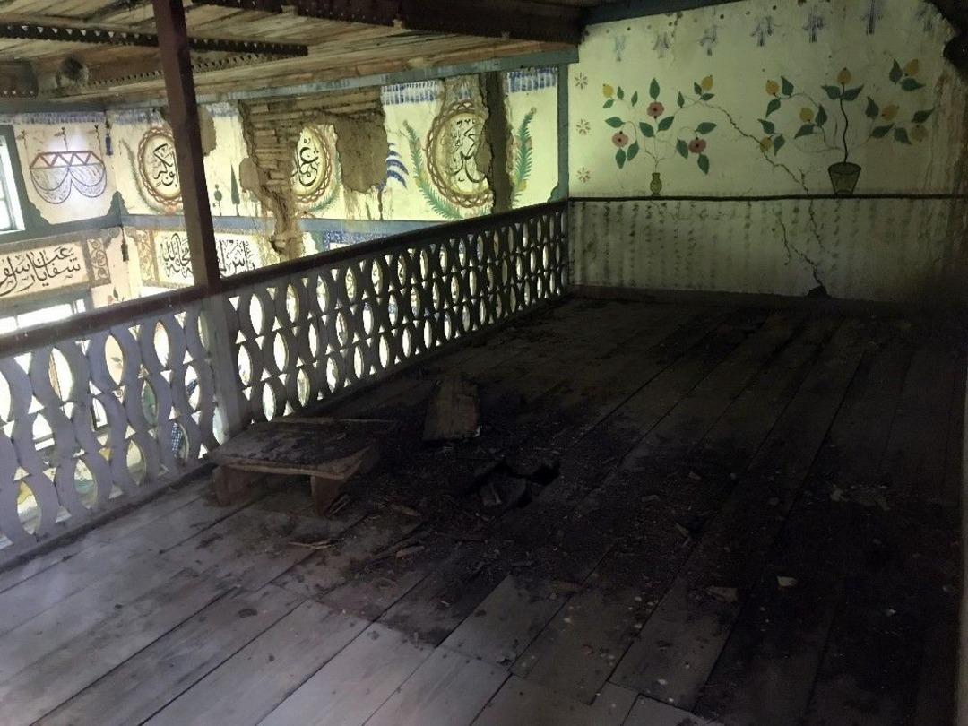 300 Yıllık Cami &Ccedil;&uuml;r&uuml;yor